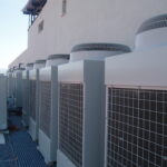 Instalación compresores en terraza y fachada